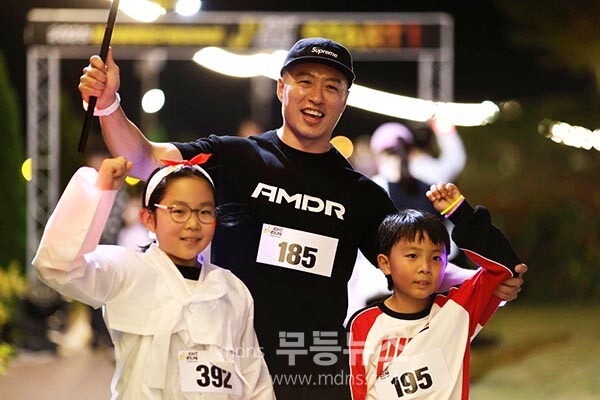 장성군이 올해 황룡강 가을꽃축제에서 야심차게 선보인 ‘J(제이)-라이트 런 (장성군 제공)
