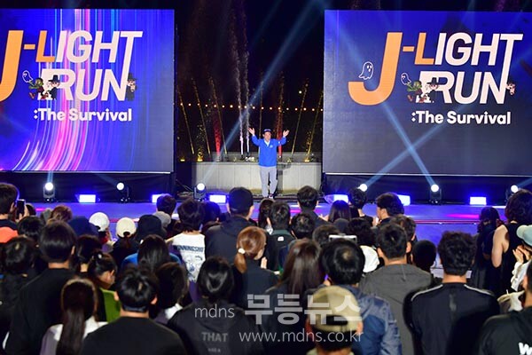 장성군이 올해 황룡강 가을꽃축제에서 야심차게 선보인 ‘J(제이)-라이트 런 (장성군 제공)