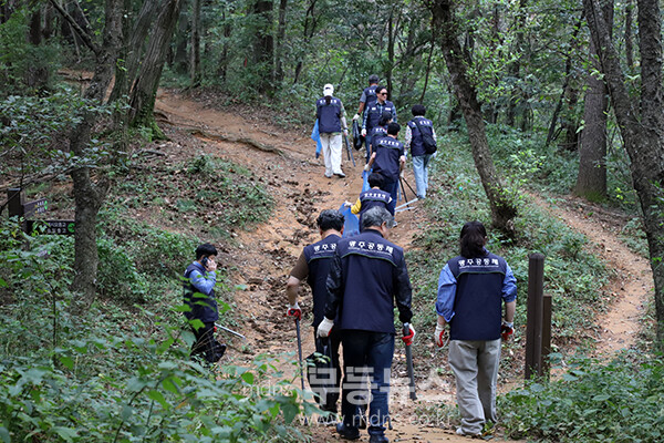 북구 일곡동 한새봉 일대에서 ‘플로깅(plogging)’활동을 진행한 사단법인광주공동체,(광주공동체 제공)