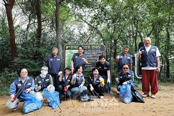 북구 일곡동 한새봉 일대에서 ‘플로깅(plogging)’활동을 진행한 사단법인광주공동체,(광주공동체 제공)