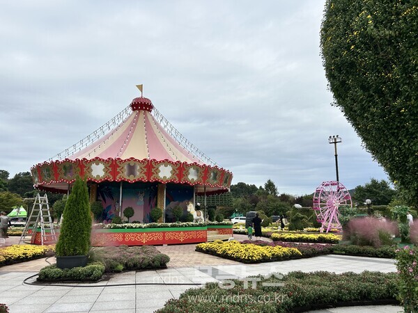 2025 국향대전 포스터 및 엑스포공원 중앙광장 회전목마