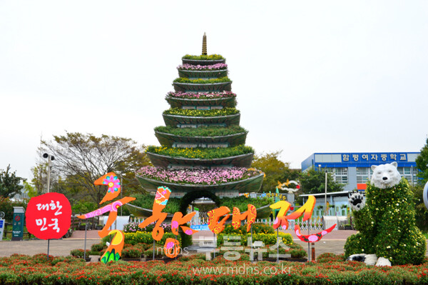 개회 막바지 준비가 한창인 2025 대한민국 국향대전 현장(21일 사진촬영 / 조경륜)