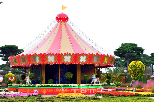 개회 막바지 준비가 한창인 2025 대한민국 국향대전 현장(21일 사진촬영 / 조경륜)