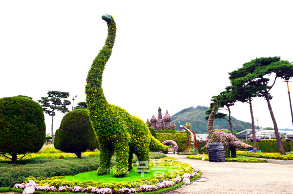 개회 막바지 준비가 한창인 2025 대한민국 국향대전 현장(21일 사진촬영 / 조경륜)