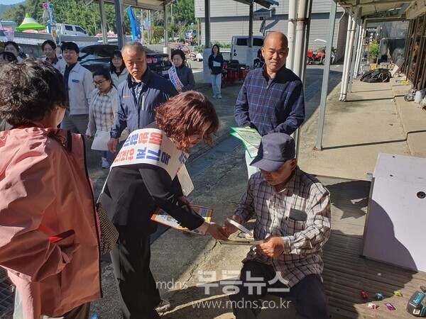 석곡면 전통시장에서 교통사고 예방 캠페인을 하고 있는 모습