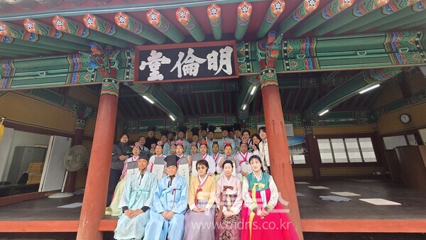 제53회 성년식 개최하고 있는 장성향교 (장성향교 제공),