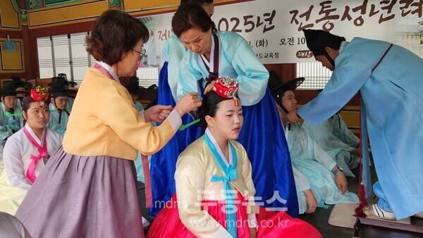 제53회 성년식 개최하고 있는 장성향교 (장성향교 제공),