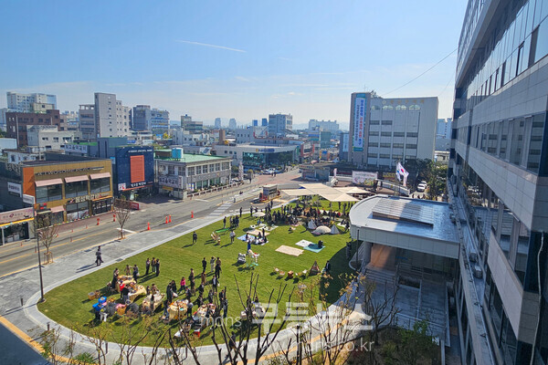 22일 시민 누구나 문화와 휴식을 누리는 열린 공간으로 탈바꿈한 광산구청 시민광장 개장식이 열렸다. 행사장 전경./광산구 제공
