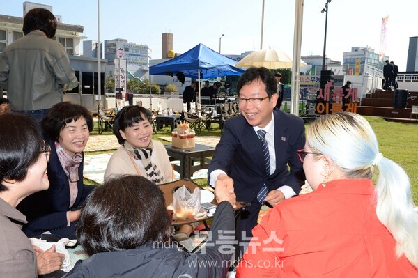 22일 광산구청 시민광장 개장식에서 박병규 광산구청장이 시민, 공직자와 시민광장 개장을 함께 기념하고 있는 모습./광산구 제공
