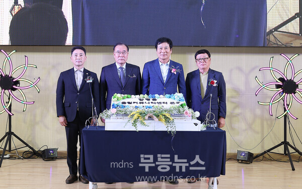 새 시대의 마중물! 함평군, 함평읍 어울림커뮤니티센터 준공_(왼쪽부터 이남오 함평군의회 의장 , 이개호 국회의원, 이상익 함평군수, ,김행구 함평읍 농촌중심지 활성화사업 추진위원장)/함평군 제공