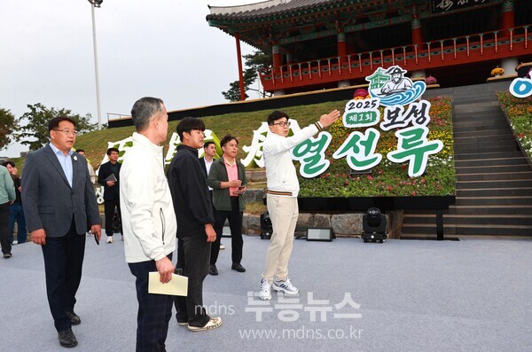 제1회 보성 열선루 이순신 역사문화축제 10월 24~26일 개최_‘제1회 보성 열선루 이순신 역사문화축제’를 앞두고 김철우 군수가 현장점검을 하고 있다./보성군 제공