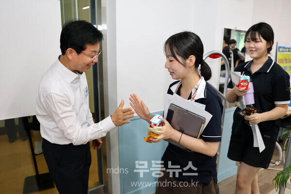 박병규 광산구청장이 지난 7월 성덕고등학교 학생들과 함께하는 찾아가는 경청 구청장실을 진행한 뒤 학생들과 ‘하이파이브’ 인사를 나누고 있다./광산구 제공