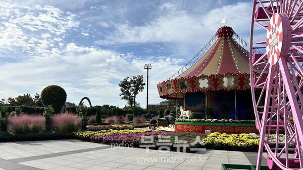 2025 대한민국 국향대전 포스터 및 국향대전 중앙광장 전경 /함평군 제공