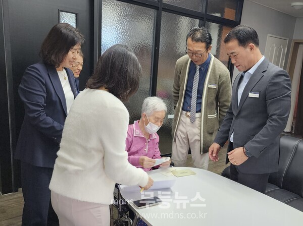최인환 동복면장이 지난 22일(수) 요양시설 및 장기요양 대상자를 직접 방문해 2차 민생회복 소비쿠폰 및 화순군 민생안정지원금 신청을 접수·지급하는 모습