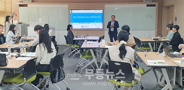 위임장 수여 후 기념촬영을 하고 있는 김한종 장성군수 (장성군 제공)