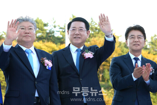 김영록 전라남도지사가 25일 영광 공설운동장에서 열린 ‘제37회 전라남도생활체육대축전’ 개회식에 참석해 주요내빈들과 입장하는 선수들을 환영하고 있다. (전체사진 / 전남도 제공)