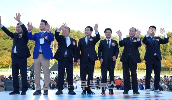 김영록 전라남도지사가 25일 영광 공설운동장에서 열린 ‘제37회 전라남도생활체육대축전’ 개회식에 참석해 주요내빈들과 입장하는 선수들을 환영하고 있다.
