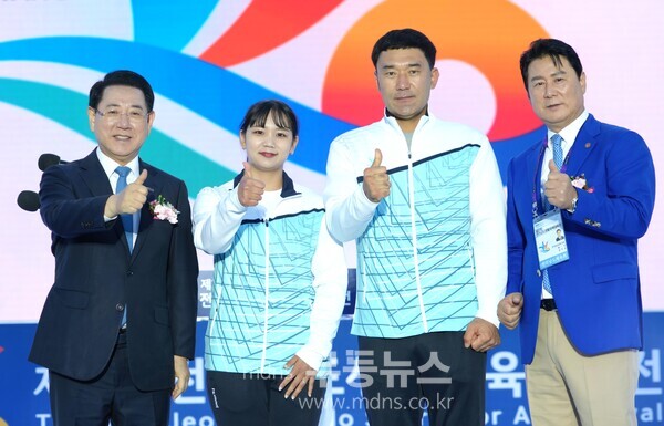 김영록 전라남도지사가 25일 영광 공설운동장에서 열린 ‘제37회 전라남도생활체육대축전’ 개회식에 참석해 선수단 대표에게 스포츠7330실천다짐을 받고 기념촬영을 하고 있다.