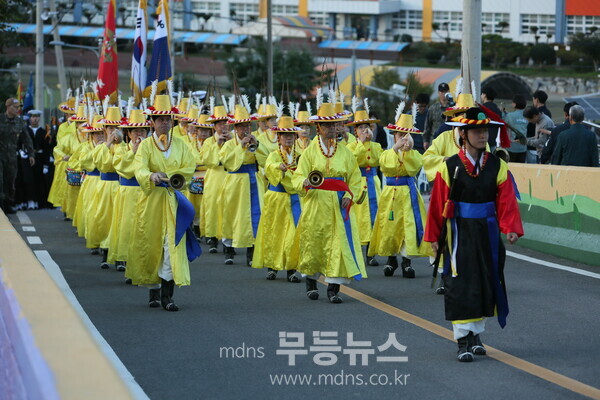보성군, ‘제1회 보성 열선루 이순신 역사문화축제’ 성대한 개막!_취타대가 보성읍 열선루를 향해서 행진하고 있다./사진=유진석
