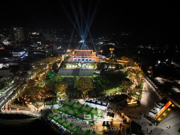 보성군, ‘제1회 보성 열선루 이순신 역사문화축제’ 성대한 개막!_야경이 멋진 열선루에서 개막식을 하고 있다./보성군 제공