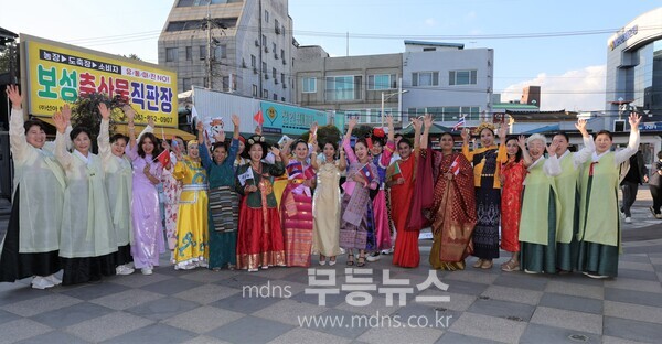  ‘제1회 보성 열선루 이순신 역사문화축제’ 거리행진을 위해 모인 다문화 가족들이 보성역 앞에서 환영의 퍼포먼스를 하고 있다./사진=유진석