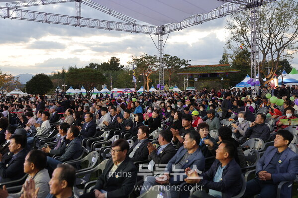 개막식이 열린 열선루공원 주무대에서는 4,000여 명의 관람객이 운집했다. /사진=유진석