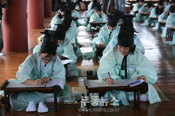 보성군, 전국 최초 ‘제1회 보성 열선루 이순신 장계 쓰기 대회’ 성황_대회 참가자가 장계를 작성하고 있다. /사진=유진석