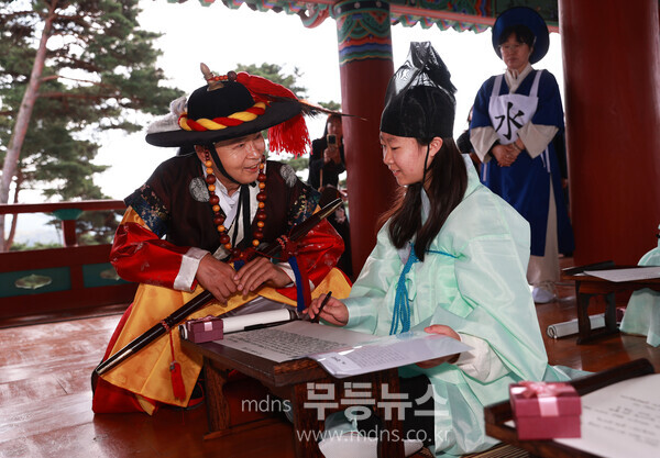 보성군, 전국 최초 ‘제1회 보성 열선루 이순신 장계 쓰기 대회’ 성황_ 김철우 보성군수가 장계 쓰기 대회 참가자를 격려하고 있다./보성군 제공