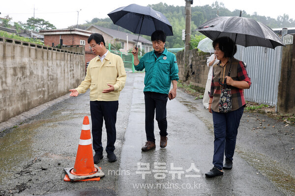 박병규 광산구청장(왼쪽)이 지난 8월 4일 전날 폭우로 피해가 발생한 임곡동 한 마을을 찾아 현장을 살피고 있다./광산구 제공