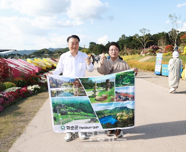 화순군 홍보대사 한한국 작가, _2025 화순고인돌가을꽃축제장 찾아 구복규 군수와 기념촬영/화순군 제공