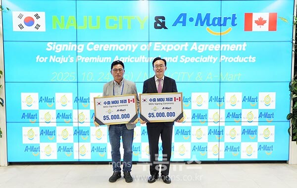 윤병태 시장(오른쪽)이 최병화 대표(왼쪽)와 함께 기념사진을 찍고 있다. (사진 제공-나주시)