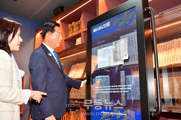 역사 정보를 확인하고 있는 김한종 장성군수 (장성군 제공)