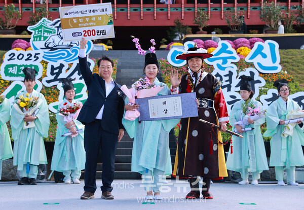 보성군, 전국 최초 ‘제1회 보성 열선루 이순신 역사문화축제’ 대성료_문금주 국회의원(왼쪽), 일반부 대상 서은애(전남 순천, 36세), 김철우 보성군수가 수상을 축하하고 있다./보성군 제공