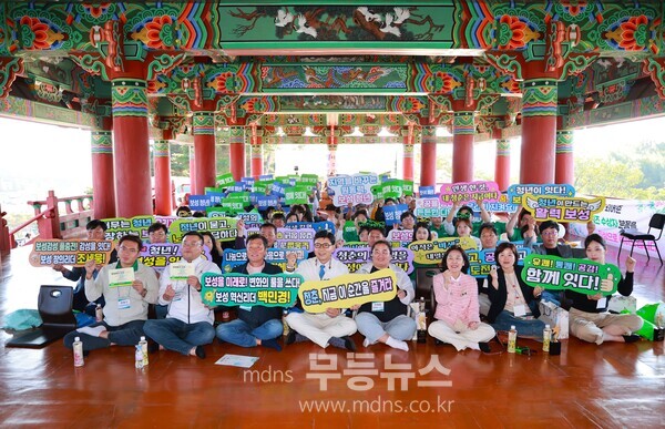 ‘청·바·지(청년이 바라는 지금의 보성)’ 프로그램에 김철우 보성군수와 청년들이 함께하고 있다./보성군 제공