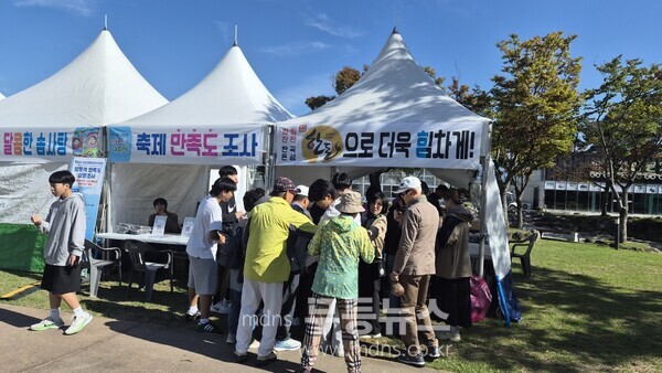곡성심청어린이대축제장에서 한돈·한우소비촉진 행사를 하고 있는 모습/곡성군 제공