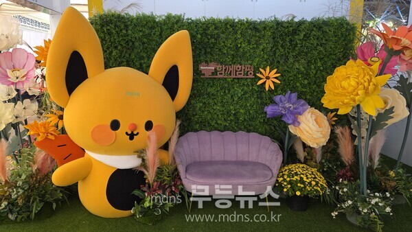 함평군, ‘2025 국제농업박람회’서 전국 관람객 사로잡다._캐릭터 황박이/함평군 제공