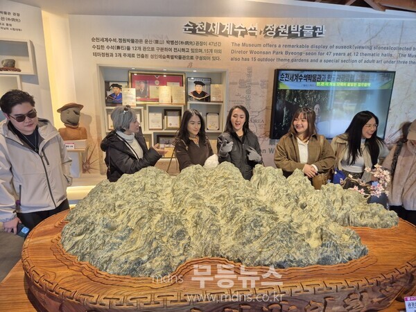 아시아 주요국 여행사 대표단이 순천 세계수석박물관을 둘러보고 있다./순천시 제공