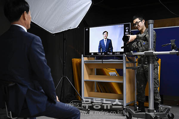 장수사진촬영 봉사활동을 하고 있는 제1비전 (제1비전 제공)