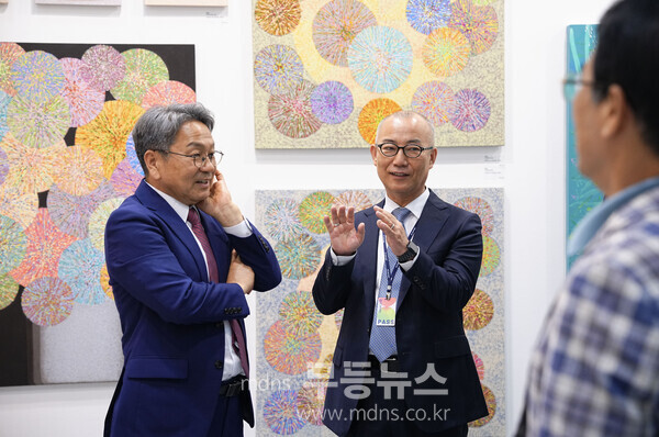 강기정 광주광역시장이 지난 23일 김대중컨벤션센터에서 열린 '제16회 광주국제아트페어'에 참석해 내빈들과 전시작품을 관람하고 있다./광주광역시 제공