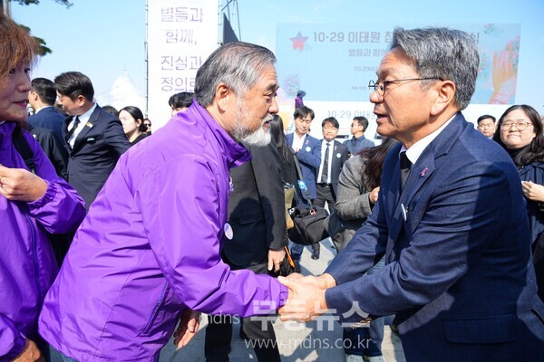 강기정 광주광역시장이 이태원 참사 3주기를 맞아 29일 서울에서 열린 ‘10·29 이태원참사 3주기 기억식’에 참석해 희생자 유가족들을 만나 위로하고 있다. /광주광역시 제공