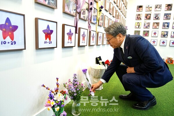 강기정 광주광역시장이 이태원 참사 3주기를 맞아 29일 서울에서 열린 ‘10·29 이태원참사 3주기 기억식’에 참석해 희생자들을 추모하고 있다. /광주광역시 제공