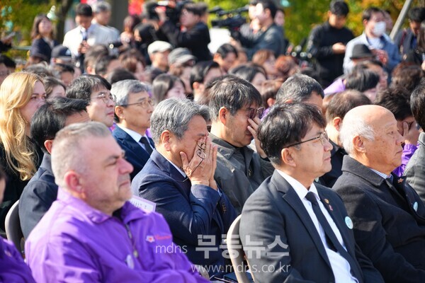 강기정 광주광역시장이 이태원 참사 3주기를 맞아 29일 서울에서 열린 ‘10·29 이태원참사 3주기 기억식’에 참석해 희생자들을 추모하고 있다. /광주광역시 제공