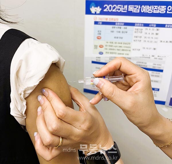 예방접종 주사를 맞고 있는 주민 (장성군 제공)