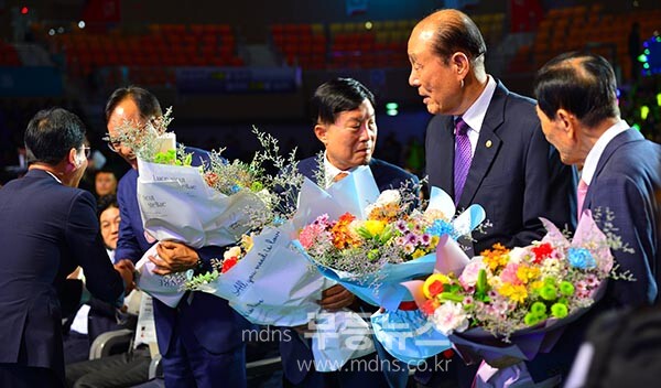 30일 열린 제34회 광산구민의날 행사  / 전임 시장과 시의회 의장, 광산구청장에게 꽃다발을 드리고 있는 박병규 광산구청장{사진촬영 / 조경륜)