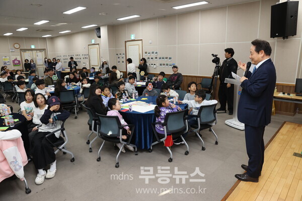 임택 동구청장이 아동원탁토론회에 참여하고 있다./동구청 제공