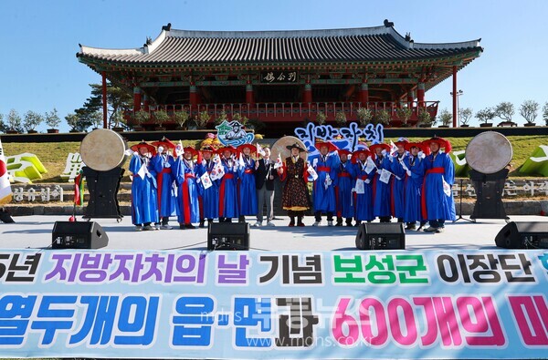 보성군, 지방자치의 날 맞아‘이장단 한마음대회’ 성황리 개최_‘보성군 이장단 한마음대회’ 기념식 축하 퍼포먼스(삼도수군통제사복장_ 김철우 보성군수 , 왼쪽_김경열 보성군의회 의장)