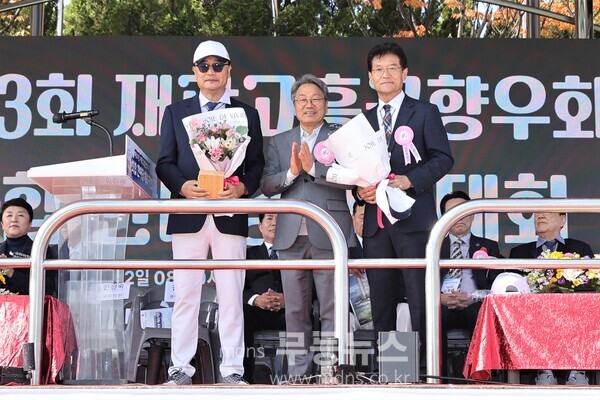 자랑스러운 향우상을 수상한 향우들이 강기정 시장과 기념촬영을 하고있다.