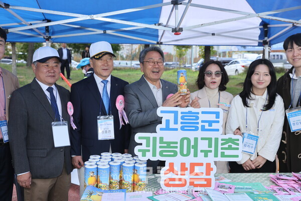 고흥군 귀농어귀촌 상담부스에서 강기정 광주광역시장과 정종연 회장