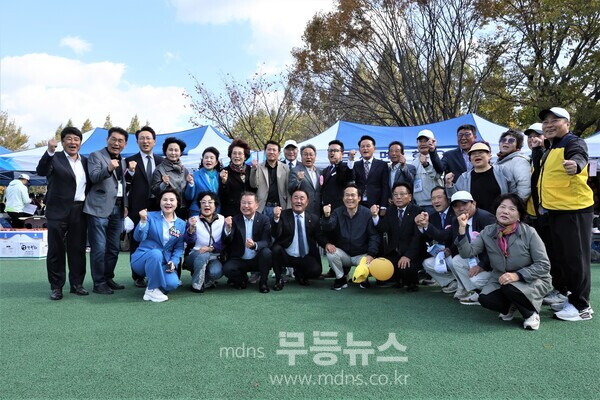 금산면 향우 강기정 시장이 금삼면 부스 앞에서  향우들과 내빈들이 함께 기념촬영을 하고있다.