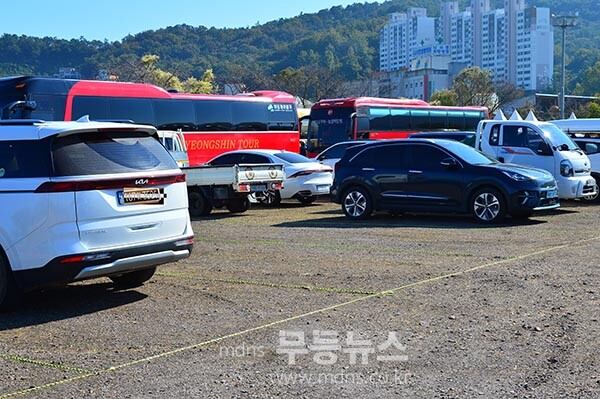 2025 국제농업박람회 / 빈 주차장(10여곳)을 두고  관관객들의 출입이 통재 괴고 있었다. (사진촬영 / 조경륜)